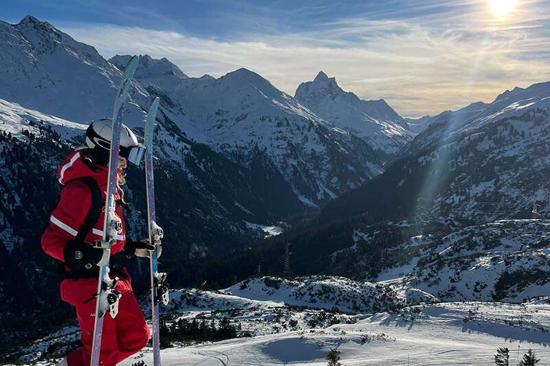 Ski safari in the Arlberg ski area with a ski instructor