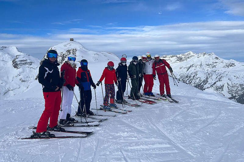Private ski course for a group with the Pettneu am Arlberg ski school